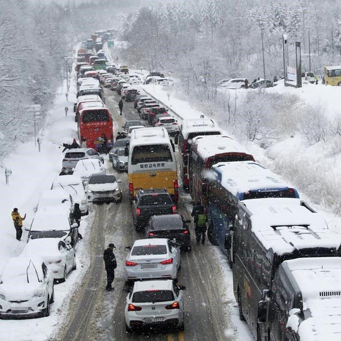 Cars collide on icy road in South Korea; 1 dead, dozens hurt